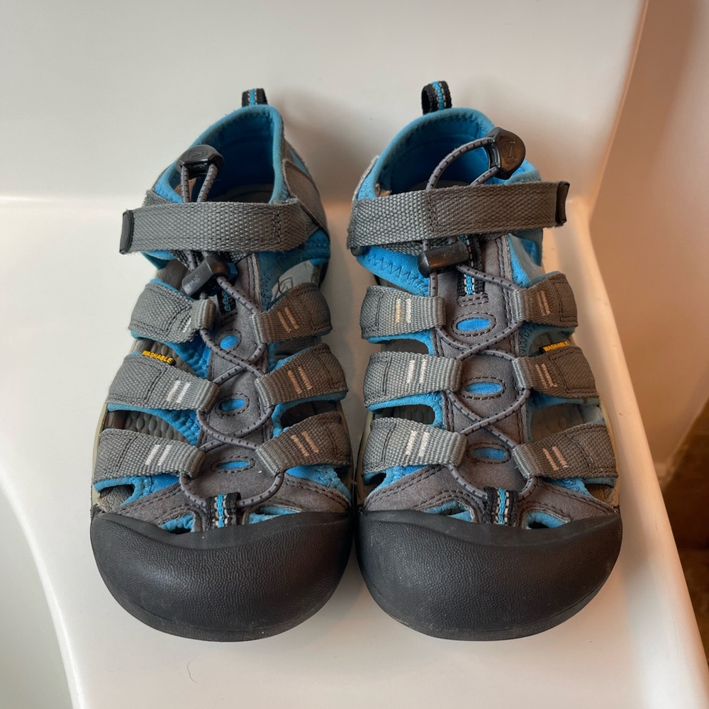 KEEN Kids Newport Size 4. Great condition.